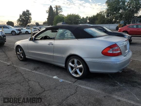 ✅ 2005 Mercedes-Benz CLK 320 • VIN: WDBTK65G55T044578 • Лот: 81112855. Опубликован ранее на Copart с пробегом 171 213 миль. Бесплатный доступ к архиву аукционных продаж из США и подробный отчёт об истории автомобиля на DreamBid. Изображение 2.