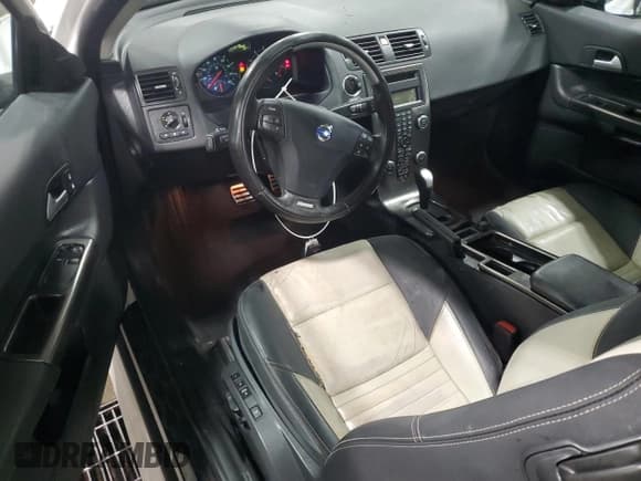 ✅ 2011 Volvo C30 • VIN: YV1672MK2B2208301 • Lot: 87397055. Wystawiony na Copart z przebiegiem 175 329 mil. Bezpłatny archiwum sprzedaży aukcyjnych z USA i szczegółowy raport historii pojazdu na DreamBid. Zdjęcie 8.