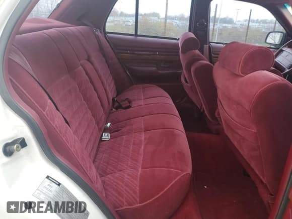 ✅ 1992 Mercury Grand Marquis GS • VIN: 2MECM74W2NX727883 • Lot: 82636234. Wystawiony na Copart z przebiegiem 56 804 mil. Bezpłatny archiwum sprzedaży aukcyjnych z USA i szczegółowy raport historii pojazdu na DreamBid. Zdjęcie 10.