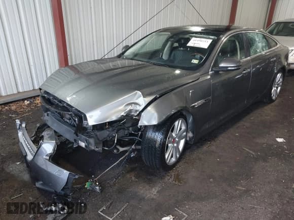✅ 2016 Jaguar XJ Portfolio • VIN: SAJWJ2GD7G8W02919 • Lot: 41490211. Listed on IAAI with 170,768 mi. Free auction sales archive from the USA and detailed vehicle history report at DreamBid. Image 2.