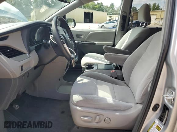 ✅ 2019 Toyota Sienna LE Auto Access Seat • VIN: 5TDKZ3DC0KS982049 • Lot: 69997545. Listed on Copart with 183,800 mi. Free auction sales archive from the USA and detailed vehicle history report at DreamBid. Image 7.