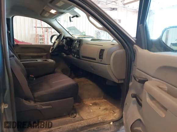 ✅ 2010 Chevrolet Silverado 1500 Work Truck • VIN: 1GCPCPEX7AZ291985 • Lot: 41667678. Listed on IAAI with 181,563 mi. Free auction sales archive from the USA and detailed vehicle history report at DreamBid. Image 5.