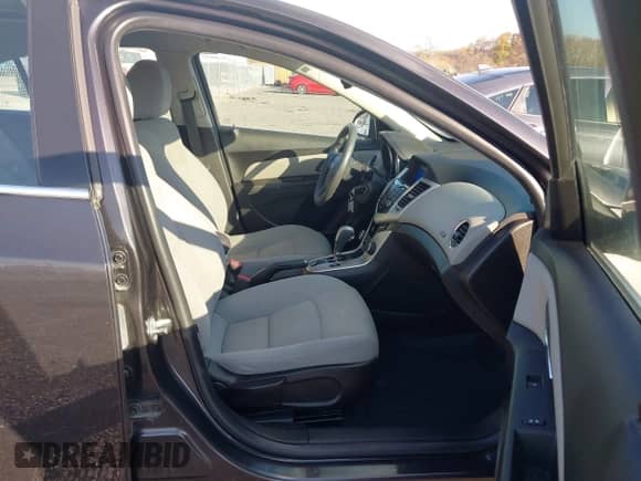 2015 Chevrolet Cruze LT z VIN 1G1PC5SB4F7105845, wystawiony jako IAAI lot #43600745 z przebiegiem 110 653 mil mil oraz . Historia ofert i sprzedaży dostępna na DreamBid. Obrazek 5.