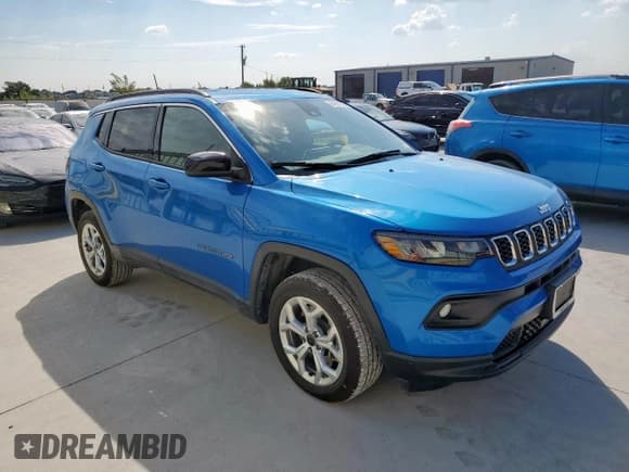✅ 2025 Jeep Compass Latitude • VIN: 3C4NJDBN7ST526571 • Lot: 84601935. Wystawiony na Copart z przebiegiem 23 604 mil. Bezpłatny archiwum sprzedaży aukcyjnych z USA i szczegółowy raport historii pojazdu na DreamBid. Zdjęcie 4.