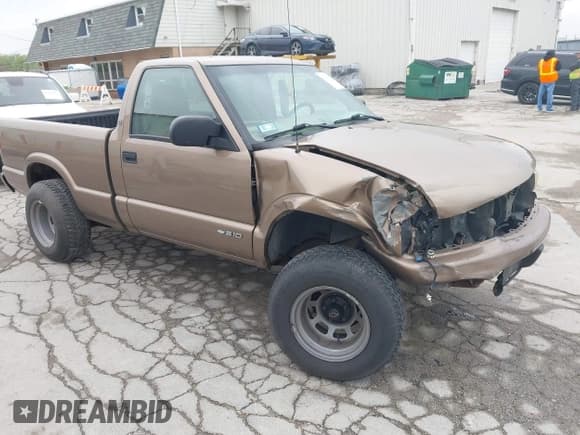 ✅ 2002 Chevrolet S-10 LS • VIN: 1GCCS145428125803 • Лот: 42187139. Опубликован ранее на IAAI с пробегом 203 368 миль. Бесплатный доступ к архиву аукционных продаж из США и подробный отчёт об истории автомобиля на DreamBid. Изображение 1.