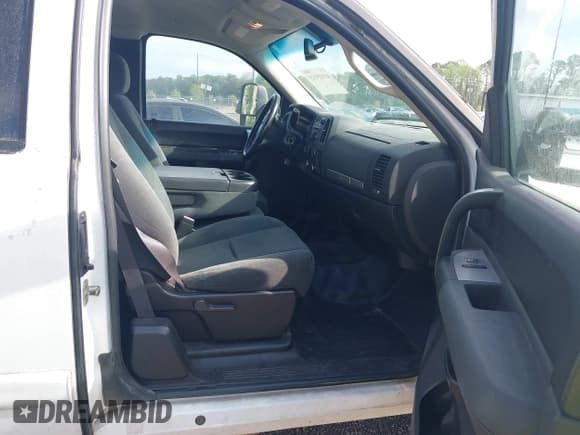 ✅ 2008 Chevrolet Silverado 2500HD • VIN: 1GBHK29668E192575 • Lot: 41925115. Wystawiony na IAAI z przebiegiem 241 278 mil. Bezpłatny archiwum sprzedaży aukcyjnych z USA i szczegółowy raport historii pojazdu na DreamBid. Zdjęcie 5.