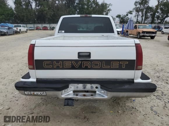 ✅ 1997 Chevrolet Silverado 1500 • VIN: 2GCEC19M5V1127329 • Lot: 84626874. Wystawiony na Copart z przebiegiem 225 705 mil. Bezpłatny archiwum sprzedaży aukcyjnych z USA i szczegółowy raport historii pojazdu na DreamBid. Zdjęcie 6.