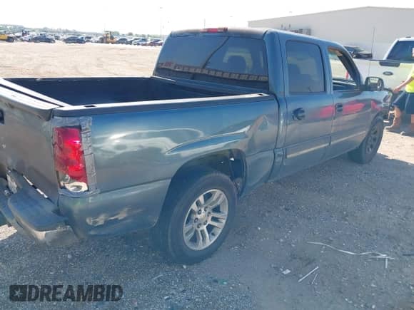 2006 Chevrolet Silverado 1500 LT1 z VIN 2GCEC13T261175923, wystawiony jako IAAI lot #43088575 z przebiegiem 463 390 mil mil oraz . Historia ofert i sprzedaży dostępna na DreamBid. Obrazek 4.