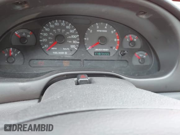 ✅ 1999 Ford Mustang • VIN: 1FAFP4047XF109522 • Lot: 42431256. Wystawiony na IAAI z przebiegiem 118 749 mil. Bezpłatny archiwum sprzedaży aukcyjnych z USA i szczegółowy raport historii pojazdu na DreamBid. Zdjęcie 7.