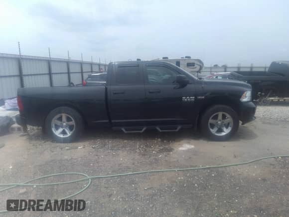 2018 Ram 1500 Express z VIN 1C6RR7FT0JS171660, wystawiony jako IAAI lot #36854451 z przebiegiem 82 310 mil mil oraz . Historia ofert i sprzedaży dostępna na DreamBid. Obrazek 13.