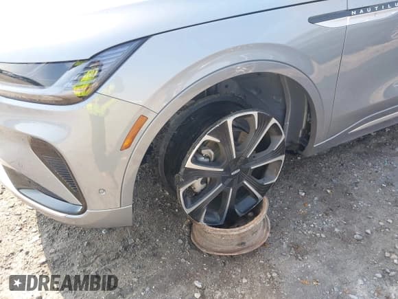 ✅ 2024 Lincoln Nautilus Reserve • VIN: 5LMPJ8KA6RJ878130 • Lot: 42584522. Listed on IAAI with 5,398 mi. Free auction sales archive from the USA and detailed vehicle history report at DreamBid. Image 6.