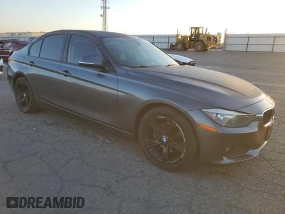 ✅ 2015 BMW 3 Series 320i xDrive • VIN: WBA3C3G52FNS74672 • Lot: 85561445. Wystawiony na Copart z przebiegiem 137 425 mil. Bezpłatny archiwum sprzedaży aukcyjnych z USA i szczegółowy raport historii pojazdu na DreamBid. Zdjęcie 4.