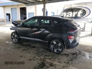 ✅ 2025 Hyundai Kona SEL • VIN: KM8HB3AB5SU231806 • Лот: 91295875. Опубликован ранее на Copart с пробегом 23 287 миль. Бесплатный доступ к архиву аукционных продаж из США и подробный отчёт об истории автомобиля на DreamBid. Изображение 2.
