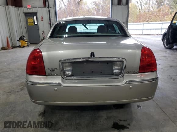 ✅ 2004 Lincoln Town Car Ultimate • VIN: 1LNHM83W24Y629266 • Lot: 92449415. Listed on Copart with 119,191 mi. Free auction sales archive from the USA and detailed vehicle history report at DreamBid. Image 6.