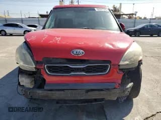 ✅ 2013 Kia Soul • VIN: KNDJT2A57D7579373 • Lot: 82697335. Wystawiony na Copart z przebiegiem 277 126 mil. Bezpłatny archiwum sprzedaży aukcyjnych z USA i szczegółowy raport historii pojazdu na DreamBid. Zdjęcie 5.