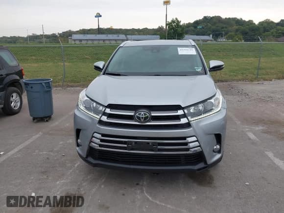 ✅ 2017 Toyota Highlander Limited • VIN: 5TDDZRFHXHS393913 • Lot: 43388149. Listed on IAAI with 149,357 mi. Free auction sales archive from the USA and detailed vehicle history report at DreamBid. Image 12.