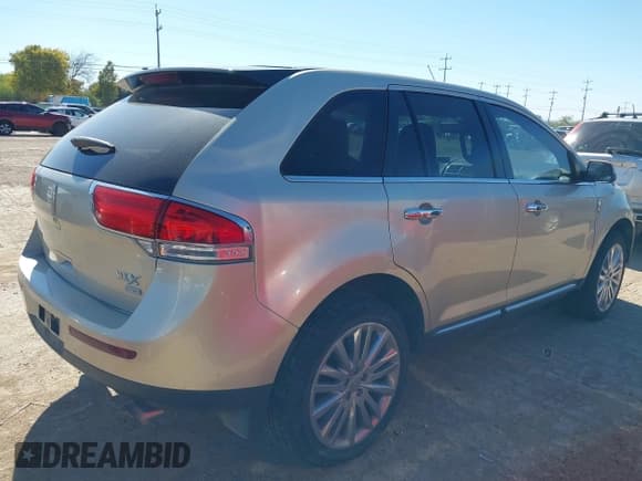 ✅ 2011 Lincoln MKX • VIN: 2LMDJ8JK8BBJ19932 • Lot: 43609493. Listed on IAAI with 171,224 mi. Free auction sales archive from the USA and detailed vehicle history report at DreamBid. Image 4.
