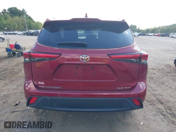 ✅ 2022 Toyota Highlander XLE • VIN: 5TDHZRBH9NS585794 • Lot: 43125665. Listed on IAAI with 46,020 mi. Free auction sales archive from the USA and detailed vehicle history report at DreamBid. Image 16.