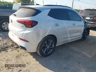 ✅ 2020 Buick Encore GX Select • VIN: KL4MMDSL1LB114659 • Lot: 43357237. Wystawiony na IAAI z przebiegiem 80 589 mil. Bezpłatny archiwum sprzedaży aukcyjnych z USA i szczegółowy raport historii pojazdu na DreamBid. Zdjęcie 4.