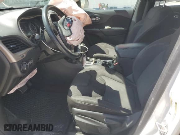 ✅ 2015 Jeep Cherokee Latitude • VIN: 1C4PJMCS6FW565276 • Lot: 54930655. Wystawiony na Copart z przebiegiem 126 752 mil. Bezpłatny archiwum sprzedaży aukcyjnych z USA i szczegółowy raport historii pojazdu na DreamBid. Zdjęcie 7.