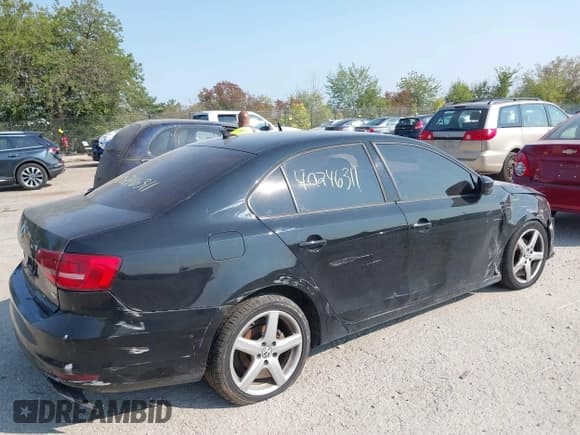 ✅ 2015 Volkswagen Jetta SE • VIN: 3VWD07AJ9FM411420 • Лот: 40246311. Опубликован ранее на IAAI с пробегом 141 456 миль. Бесплатный доступ к архиву аукционных продаж из США и подробный отчёт об истории автомобиля на DreamBid. Изображение 4.