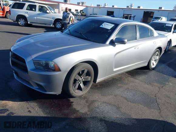 ✅ 2013 Dodge Charger Police • VIN: 2C3CDXAT6DH586230 • Lot: 43680354. Wystawiony na IAAI z przebiegiem 98 443 mil. Bezpłatny archiwum sprzedaży aukcyjnych z USA i szczegółowy raport historii pojazdu na DreamBid. Zdjęcie 2.