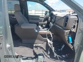 ✅ 2025 Chevrolet Silverado 1500 LT Trail Boss • VIN: 3GCUKFE87SG162686 • Lot: 43103112. Wystawiony na IAAI z przebiegiem 4 269 mil. Bezpłatny archiwum sprzedaży aukcyjnych z USA i szczegółowy raport historii pojazdu na DreamBid. Zdjęcie 5.