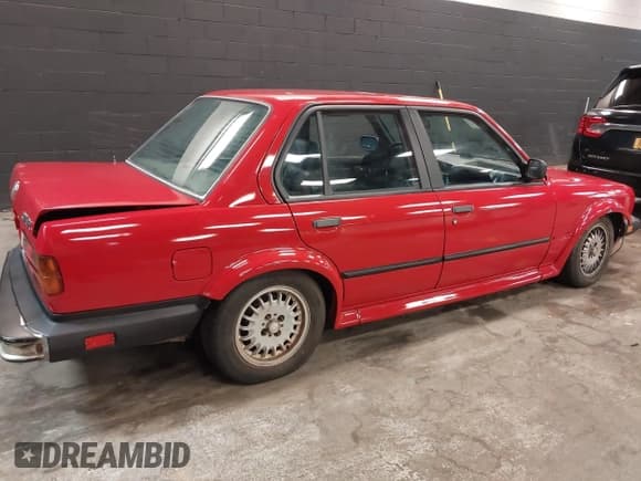 ✅ 1985 BMW 3 Series • VIN: WBAAC7404F0675709 • Лот: 42149470. Опубликован ранее на IAAI с пробегом 199 001 миль. Бесплатный доступ к архиву аукционных продаж из США и подробный отчёт об истории автомобиля на DreamBid. Изображение 4.