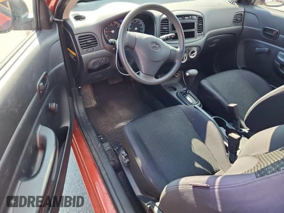 ✅ 2010 Hyundai Accent GS • VIN: KMHCM3AC2AU149558 • Лот: 65417985. Опубликован ранее на Copart с пробегом 56 998 миль. Бесплатный доступ к архиву аукционных продаж из США и подробный отчёт об истории автомобиля на DreamBid. Изображение 8.