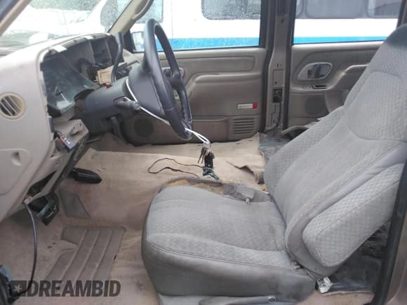 ✅ 1996 GMC Sierra 1500 • VIN: 1GTHC33J4TF010466 • Lot: 48392195. Wystawiony na Copart z przebiegiem 143 267 mil. Bezpłatny archiwum sprzedaży aukcyjnych z USA i szczegółowy raport historii pojazdu na DreamBid. Zdjęcie 7.