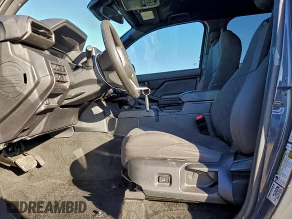 ✅ 2024 Toyota Tacoma SR • VIN: 3TYKD5HN7RT003129 • Lot: 96612955. Wystawiony na Copart z przebiegiem 15 244 mil. Bezpłatny archiwum sprzedaży aukcyjnych z USA i szczegółowy raport historii pojazdu na DreamBid. Zdjęcie 7.