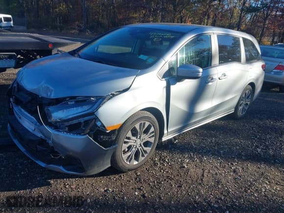 ✅ 2025 Honda Odyssey Touring • VIN: 5FNRL6H84SB020560 • Lot: 43591040. Listed on IAAI with 5,281 mi. Free auction sales archive from the USA and detailed vehicle history report at DreamBid. Image 2.
