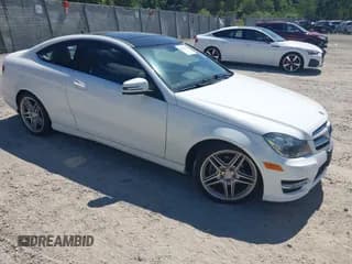✅ 2013 Mercedes-Benz C 250 • VIN: WDDGJ4HB4DG025687 • Lot: 43083425. Wystawiony na IAAI z przebiegiem 86 218 mil. Bezpłatny archiwum sprzedaży aukcyjnych z USA i szczegółowy raport historii pojazdu na DreamBid. Zdjęcie 1.