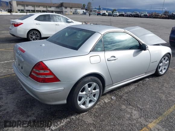 ✅ 2001 Mercedes-Benz SLK 230 Kompressor • VIN: WDBKK49F21F184632 • Lot: 41746350. Listed on IAAI with 130,281 mi. Free auction sales archive from the USA and detailed vehicle history report at DreamBid. Image 4.