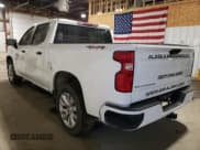 ✅ 2022 Chevrolet Silverado 1500 Custom • VIN: 3GCPYBEK8NG164578 • Lot: 51299555. Wystawiony na Copart z przebiegiem 34 630 mil. Bezpłatny archiwum sprzedaży aukcyjnych z USA i szczegółowy raport historii pojazdu na DreamBid. Zdjęcie 2.