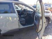 ✅ 2022 Toyota RAV4 Hybrid XLE • VIN: 4T3RWRFVXNU051599 • Lot: 43699947. Wystawiony na IAAI z przebiegiem 43 533 mil. Bezpłatny archiwum sprzedaży aukcyjnych z USA i szczegółowy raport historii pojazdu na DreamBid. Zdjęcie 5.