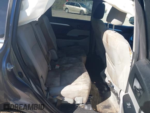 ✅ 2018 Toyota Highlander LE Plus • VIN: 5TDBZRFH3JS498564 • Lot: 43467595. Wystawiony na IAAI z przebiegiem 263 127 mil. Bezpłatny archiwum sprzedaży aukcyjnych z USA i szczegółowy raport historii pojazdu na DreamBid. Zdjęcie 8.