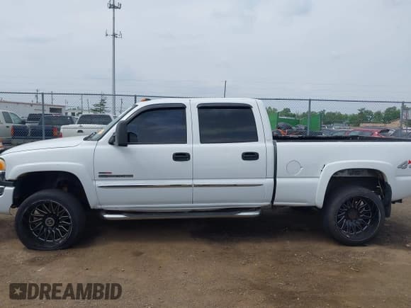 ✅ 2005 GMC Sierra 2500HD SLT • VIN: 1GTHK23255F811576 • Lot: 42496815. Listed on IAAI with 285,652 mi. Free auction sales archive from the USA and detailed vehicle history report at DreamBid. Image 13.
