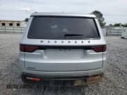 ✅ 2022 Jeep Wagoneer Series I • VIN: 1C4SJVAT2NS217038 • Lot: 62172605. Wystawiony na Copart z przebiegiem 62 514 mil. Bezpłatny archiwum sprzedaży aukcyjnych z USA i szczegółowy raport historii pojazdu na DreamBid. Zdjęcie 6.