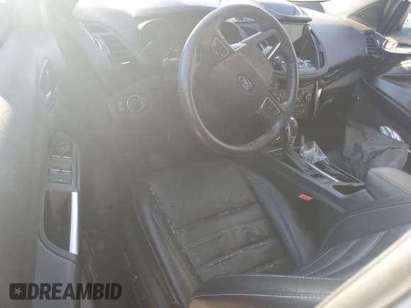 ✅ 2019 Ford Escape Titanium • VIN: 1FMCU9J95KUB72325 • Lot: 92628905. Wystawiony na Copart z przebiegiem Nie podano. Bezpłatny archiwum sprzedaży aukcyjnych z USA i szczegółowy raport historii pojazdu na DreamBid. Zdjęcie 8.