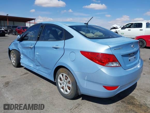 2013 Hyundai Accent GLS z VIN KMHCT4AE1DU413111, wystawiony jako IAAI lot #43342868 z przebiegiem 96 731 mil mil oraz . Historia ofert i sprzedaży dostępna na DreamBid. Obrazek 3.