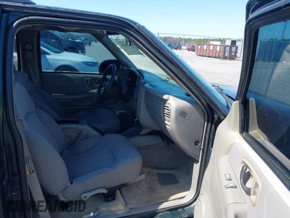 ✅ 2004 Chevrolet Blazer Fleet • VIN: 1GNCS13X14K109493 • Lot: 41780876. Wystawiony na IAAI z przebiegiem 117 653 mil. Bezpłatny archiwum sprzedaży aukcyjnych z USA i szczegółowy raport historii pojazdu na DreamBid. Zdjęcie 5.