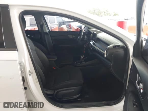 ✅ 2021 Kia Forte LXS • VIN: 3KPF24AD9ME358398 • Lot: 43630901. Wystawiony na IAAI z przebiegiem 95 512 mil. Bezpłatny archiwum sprzedaży aukcyjnych z USA i szczegółowy raport historii pojazdu na DreamBid. Zdjęcie 5.