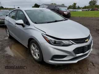✅ 2018 Chevrolet Cruze LT • VIN: 1G1BE5SM2J7137126 • Lot: 60965272. Wystawiony na Copart z przebiegiem 69 339 mil mil. Skorzystaj z bezpłatnego archiwum sprzedaży aukcyjnych z USA i zobacz szczegółowy raport historii pojazdu na DreamBid. Zdjęcie 1.