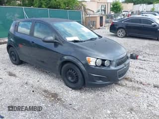 2014 Chevrolet Sonic LS z VIN 1G1JA6SH9E4146252, wystawiony jako IAAI lot #42590935 z przebiegiem 143 413 mil mil oraz . Historia ofert i sprzedaży dostępna na DreamBid. Obrazek 1.