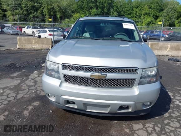 2011 Chevrolet Tahoe LTZ with VIN 1GNSKCE01BR231833, listed as a IAAI auction lot 43053303 with 247,341 mi miles and . Bid and sale history available at DreamBid. Image 12.