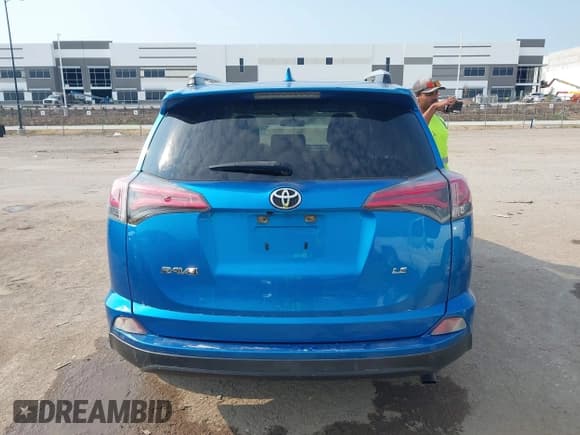 ✅ 2016 Toyota RAV4 LE • VIN: JTMZFREV5GJ093780 • Lot: 43091867. Wystawiony na IAAI z przebiegiem 135 005 mil. Bezpłatny archiwum sprzedaży aukcyjnych z USA i szczegółowy raport historii pojazdu na DreamBid. Zdjęcie 16.