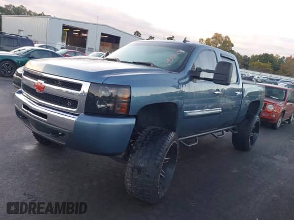 2010 Chevrolet Silverado 1500 LT z VIN 3GCRKSE39AG214336, wystawiony jako IAAI lot #43565275 z przebiegiem 246 168 mil mil oraz . Historia ofert i sprzedaży dostępna na DreamBid. Obrazek 17.