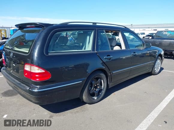 ✅ 2000 Mercedes-Benz E 320 • VIN: WDBJH65J4YA999521 • Lot: 43301378. Listed on IAAI with 231,477 mi. Free auction sales archive from the USA and detailed vehicle history report at DreamBid. Image 4.