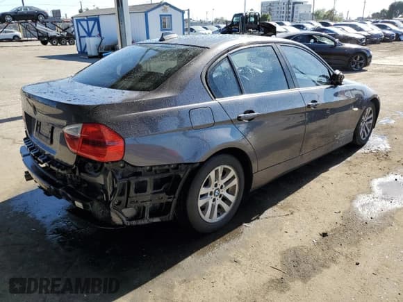 ✅ 2006 BMW 3 Series 325i • VIN: WBAVB17506NK31299 • Lot: 56131415. Wystawiony na Copart z przebiegiem 215 251 mil. Bezpłatny archiwum sprzedaży aukcyjnych z USA i szczegółowy raport historii pojazdu na DreamBid. Zdjęcie 3.